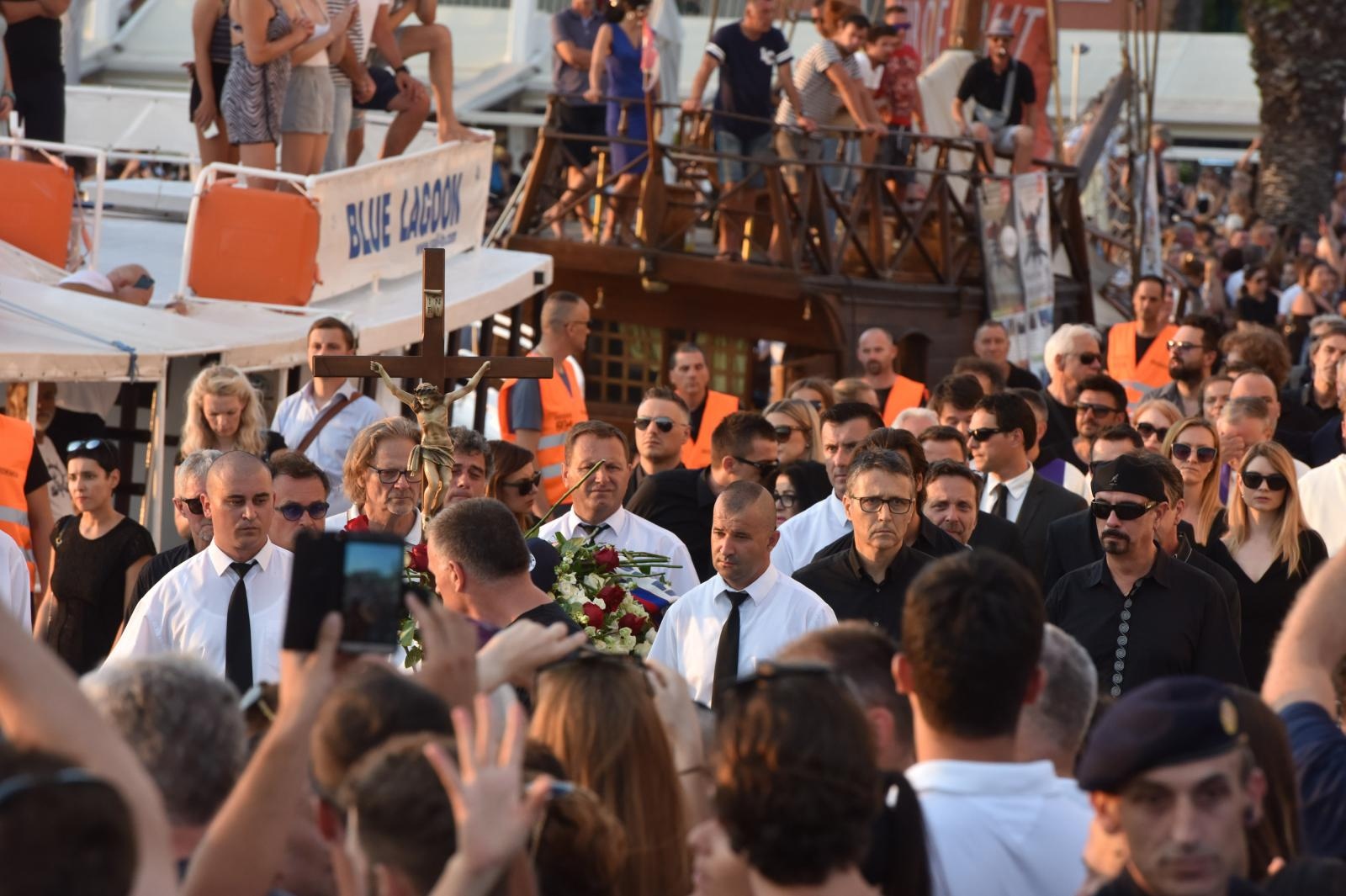 Split dostojanstveno na posljednju plovidbu ispratio legendu Olivera Dragojevića