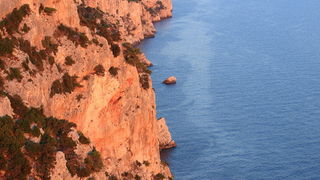 Dugi otok, 260609.
Dugi otok je jedva 1,5 sat udaljen od Zadra, jedan je od skrivenih Jadransih bisera. Sa raznolikom prirodom i plazama, cistim morem, on je namjenjen gostima koji vise cijene prirodu od zabave.
Na slici: jugoistocni dio Dugog otoka i naj