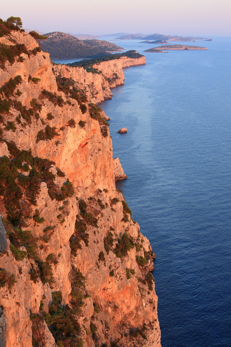 Dugi otok, 260609.
Dugi otok je jedva 1,5 sat udaljen od Zadra, jedan je od skrivenih Jadransih bisera. Sa raznolikom prirodom i plazama, cistim morem, on je namjenjen gostima koji vise cijene prirodu od zabave.
Na slici: jugoistocni dio Dugog otoka i naj