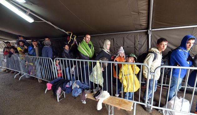 Izbjeglice stizu u privremeni kamp gdje ih se registrira, a zatim cekaju polazak autobusa koji ih prevoze na madjarsku granicu. Photo: Marko Jurinec/PIXSELL