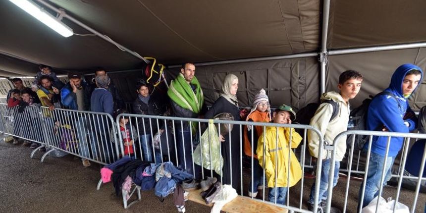 Izbjeglice stizu u privremeni kamp gdje ih se registrira, a zatim cekaju polazak autobusa koji ih prevoze na madjarsku granicu. Photo: Marko Jurinec/PIXSELL Izbjeglice stizu u privremeni kamp gdje ih se registrira, a zatim cekaju polazak autobusa koji ih prevoze na madjarsku granicu. Photo: Marko Jurinec/PIXSELL