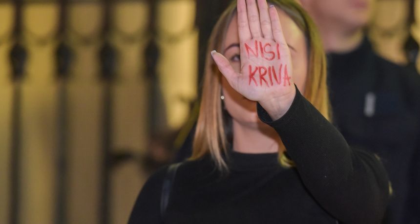 Zapalili svijeće pred sudom: Zadrani prosvjedovali zbog puštanja osumnjičenih za silovanje Zapalili svijeće pred sudom: Zadrani prosvjedovali zbog puštanja osumnjičenih za silovanje