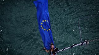 30.06.2013., Zadar – Povodom ulaska Republike Hrvatske u Europsku uniju mladic i djevojka skocili su s Maslenickog mosta sa zastavom Europske unije, dok je mladi Britanac skocio sa hrvatskom zastavom. Photo: Filip Brala/PIXSELL Autor  Filip Brala/PIXSEL