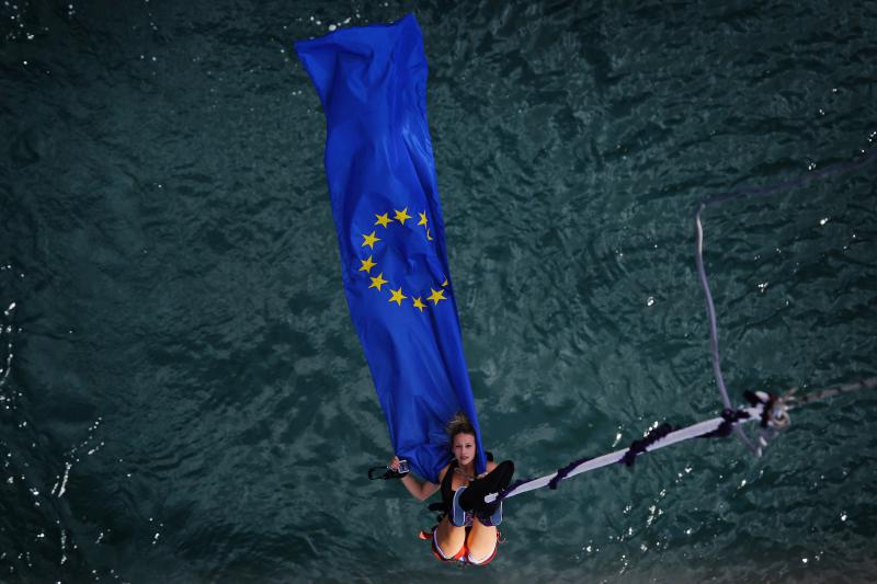 30.06.2013., Zadar – Povodom ulaska Republike Hrvatske u Europsku uniju mladic i djevojka skocili su s Maslenickog mosta sa zastavom Europske unije, dok je mladi Britanac skocio sa hrvatskom zastavom. Photo: Filip Brala/PIXSELL Autor  Filip Brala/PIXSEL