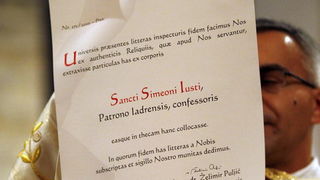 Zadar, 071010
Veceras u crkvi Sv. Sime zadarski nadbiskup Zelimir Puljic predao je relikvije (komad kosti sa noge) Svetog Simuna pravoslavcima – Teofilaktu metropolitu Jordana, vikaru za cijeli grcko-pravoslavni patrijarhat. Pravoslavcima je ovo obecao jo