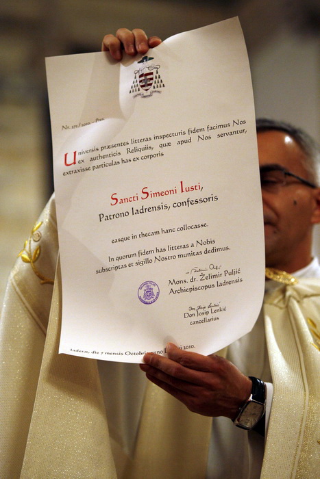 Zadar, 071010
Veceras u crkvi Sv. Sime zadarski nadbiskup Zelimir Puljic predao je relikvije (komad kosti sa noge) Svetog Simuna pravoslavcima – Teofilaktu metropolitu Jordana, vikaru za cijeli grcko-pravoslavni patrijarhat. Pravoslavcima je ovo obecao jo