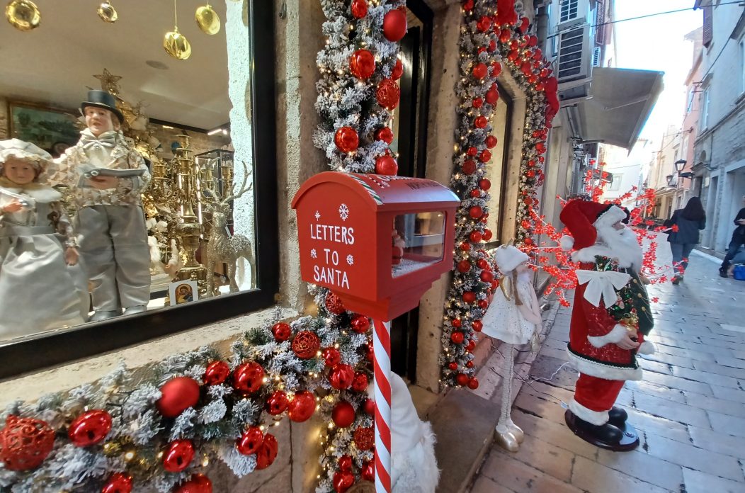 Bozicni ukrasi i bozicni izlozi u Zadru ilustracija