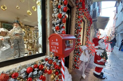 Bozicni ukrasi i bozicni izlozi u Zadru ilustracija