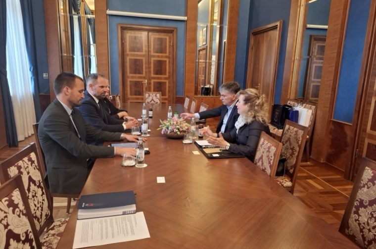 Gradonačelnik Grada Zadra Šime Erlić s dožupanom Robertinom Dujelom primio je u nastupni posjet veleposlanicu Republike Slovačke, NJ. E. gospođu Hanu Kováčovu u pratnji počasnog konzula Republike Slovačke u Splitu Gorana Morovića. Gradonačelnik Grada Zadra Šime Erlić s dožupanom Robertinom Dujelom primio je u nastupni posjet veleposlanicu Republike Slovačke, NJ. E. gospođu Hanu Kováčovu u pratnji počasnog konzula Republike Slovačke u Splitu Gorana Morovića.