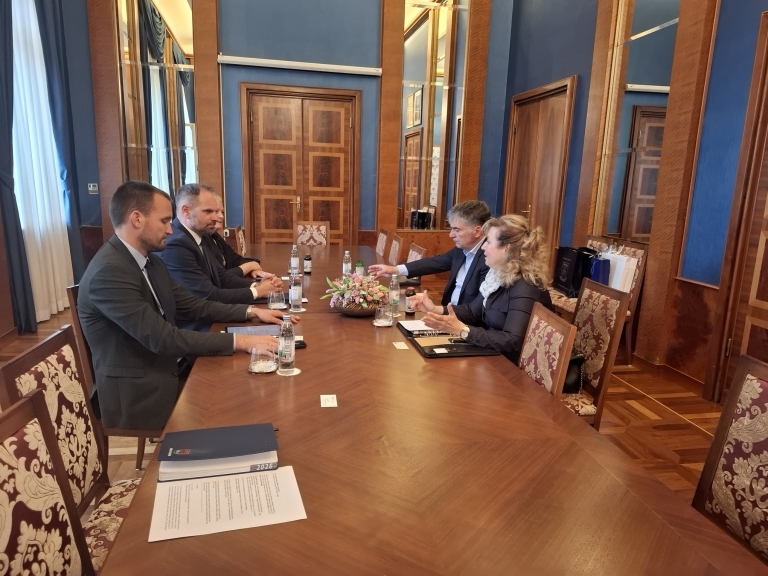 Gradonačelnik Grada Zadra Šime Erlić s dožupanom Robertinom Dujelom primio je u nastupni posjet veleposlanicu Republike Slovačke, NJ. E. gospođu Hanu Kováčovu  u pratnji počasnog konzula Republike Slovačke u Splitu Gorana Morovića.