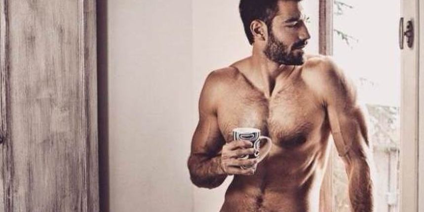 Muškarac pije kavu, kava Muškarac pije kavu, kava