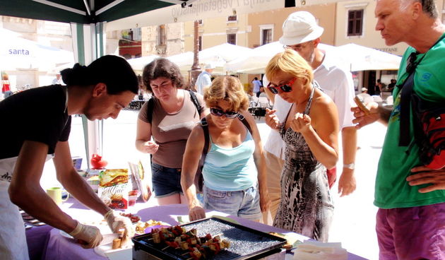 Štandovi i degustacija veganskih jela na Narodnom trgu, “Udruga Prijatelji životinja”