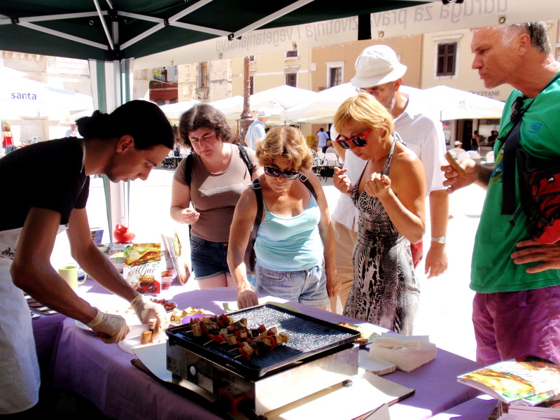 Štandovi i degustacija veganskih jela na Narodnom trgu, “Udruga Prijatelji životinja”