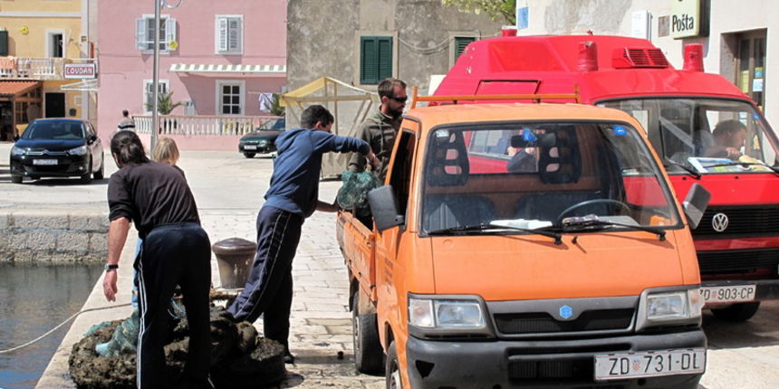 RK Roko proveo akciju čišćenja luke u Ražancu i Salima RK Roko proveo akciju čišćenja luke u Ražancu i Salima