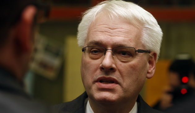 Ivanec, 270113.
Predsjednik Ivo Josipovic u Ivancu je nazocio nogometnom turniru Kaj Kup Ivanec. Izveo je pocetni udarac na utakmici humanih zvijezda i veterana Ivancice.
Na slici: predsjednik Josipovic daje izjavu za medije.
Foto: Zeljko Hajdinjak / Crop