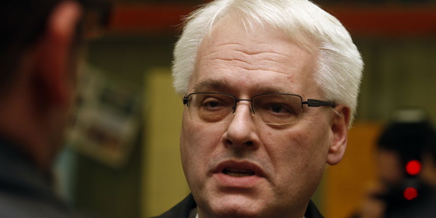 Ivanec, 270113.
Predsjednik Ivo Josipovic u Ivancu je nazocio nogometnom turniru Kaj Kup Ivanec. Izveo je pocetni udarac na utakmici humanih zvijezda i veterana Ivancice.
Na slici: predsjednik Josipovic daje izjavu za medije.
Foto: Zeljko Hajdinjak / Crop Ivanec, 270113.
Predsjednik Ivo Josipovic u Ivancu je nazocio nogometnom turniru Kaj Kup Ivanec. Izveo je pocetni udarac na utakmici humanih zvijezda i veterana Ivancice.
Na slici: predsjednik Josipovic daje izjavu za medije.
Foto: Zeljko Hajdinjak / Crop