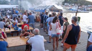 Tunuara 2016 – defile ribarica, spremanje brudeta, demonstracija ribarske vještine i koncert Zorica Kondža. Foto: TZ općine Kali/Adam Vidas Tunuara 2016 – defile ribarica, spremanje brudeta, demonstracija ribarske vještine i koncert Zorica Kondža. Foto: TZ općine Kali/Adam Vidas