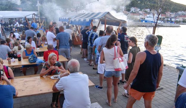 Tunuara 2016 – defile ribarica, spremanje brudeta, demonstracija ribarske vještine i koncert Zorica Kondža. Foto: TZ općine Kali/Adam Vidas