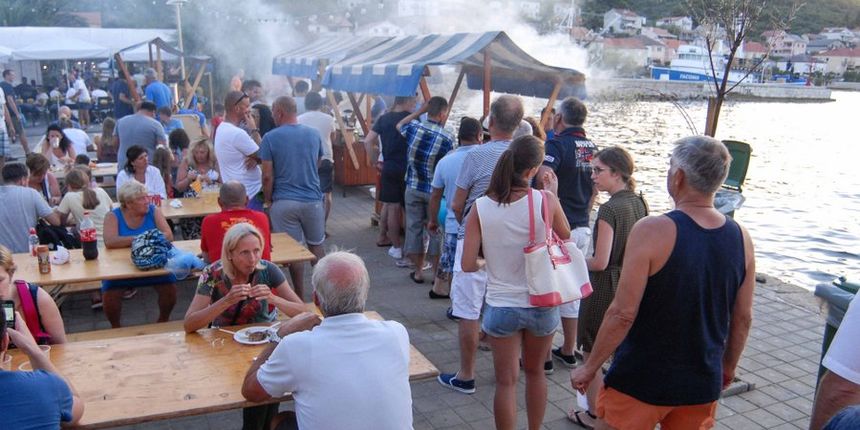 Tunuara 2016 – defile ribarica, spremanje brudeta, demonstracija ribarske vještine i koncert Zorica Kondža. Foto: TZ općine Kali/Adam Vidas Tunuara 2016 – defile ribarica, spremanje brudeta, demonstracija ribarske vještine i koncert Zorica Kondža. Foto: TZ općine Kali/Adam Vidas