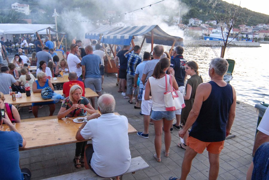 Tunuara 2016 – defile ribarica, spremanje brudeta, demonstracija ribarske vještine i koncert Zorica Kondža. Foto: TZ općine Kali/Adam Vidas Tunuara 2016 – defile ribarica, spremanje brudeta, demonstracija ribarske vještine i koncert Zorica Kondža. Foto: TZ općine Kali/Adam Vidas