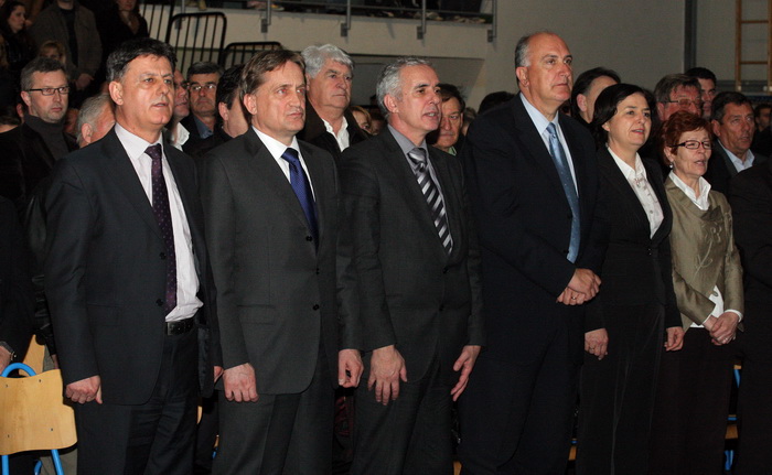 Zadar, 19032011.
Sportska dorana u Benkovcu.
Obiljezavanje 21. obljetnice HDZ-a u Benkovcu.
Na slici: gradonacelnik Branko Kutija, ministar Bozidar Kalmeta, zupan zadarske zupanije Stipe Zrilic i drugi uzvanici.
Foto: Vladimir Ivanov / CROPIX