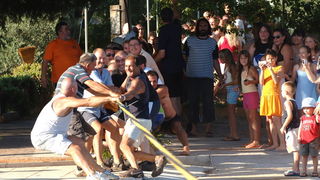 Zadar, 050809.
Danas je u mjestu Poljana na otoku Ugljanu odrzana festa, uz raznoliki program tu se i naslo vec tradicionalno potezanje konopa preko uvale, zanimljivo po tome jer sudjeluje vise stotina ljudi a natjecu se dvije strane mjesta svi domaci i g Zadar, 050809.
Danas je u mjestu Poljana na otoku Ugljanu odrzana festa, uz raznoliki program tu se i naslo vec tradicionalno potezanje konopa preko uvale, zanimljivo po tome jer sudjeluje vise stotina ljudi a natjecu se dvije strane mjesta svi domaci i g
