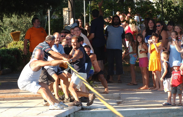 Zadar, 050809.
Danas je u mjestu Poljana na otoku Ugljanu odrzana festa, uz raznoliki program tu se i naslo vec tradicionalno potezanje konopa preko uvale, zanimljivo po tome jer sudjeluje vise stotina ljudi a natjecu se dvije strane mjesta svi domaci i g Zadar, 050809.
Danas je u mjestu Poljana na otoku Ugljanu odrzana festa, uz raznoliki program tu se i naslo vec tradicionalno potezanje konopa preko uvale, zanimljivo po tome jer sudjeluje vise stotina ljudi a natjecu se dvije strane mjesta svi domaci i g