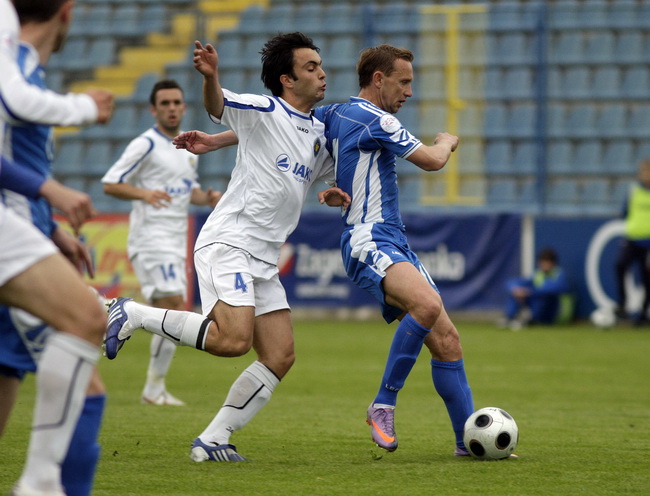 Varazdin, 080510.
Na gradskom stadionu u Varazdinu igra se 29. kolo prve HNL izmedju Varteksa i Zadra.
Na slici: Miljenko Mumlek i Marko Anic.
Foto: Zeljko Hajdinjak / CROPIX