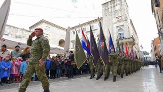 Paljenjem svijeća i polaganjem vijenaca, te mimohodom postrojbi započelo svečano obilježavanje 23. obljetnice VRO Maslenica. Foto. Dino Stanin/PIXSELL Paljenjem svijeća i polaganjem vijenaca, te mimohodom postrojbi započelo svečano obilježavanje 23. obljetnice VRO Maslenica. Foto. Dino Stanin/PIXSELL
