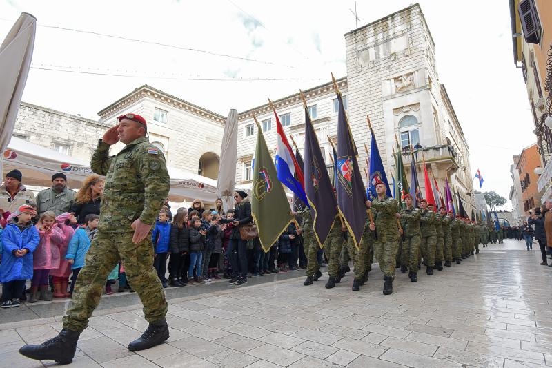 Paljenjem svijeća i polaganjem vijenaca, te mimohodom postrojbi započelo svečano obilježavanje 23. obljetnice VRO Maslenica. Foto. Dino Stanin/PIXSELL Paljenjem svijeća i polaganjem vijenaca, te mimohodom postrojbi započelo svečano obilježavanje 23. obljetnice VRO Maslenica. Foto. Dino Stanin/PIXSELL
