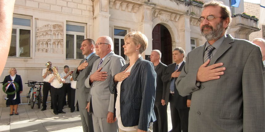 Danas je na Narodnom trgu svečano obilježen Dan donošenja Odluke o sjedinjenju Istre, Rijeke, Zadra i otoka matici zemlji. Tim povodom gradonačelnik Zvonimir Vrančić, uz izaslanstvo Grada Zadar, položio je lovorov vijenac na Spomen obilježje na Narodnom Danas je na Narodnom trgu svečano obilježen Dan donošenja Odluke o sjedinjenju Istre, Rijeke, Zadra i otoka matici zemlji. Tim povodom gradonačelnik Zvonimir Vrančić, uz izaslanstvo Grada Zadar, položio je lovorov vijenac na Spomen obilježje na Narodnom