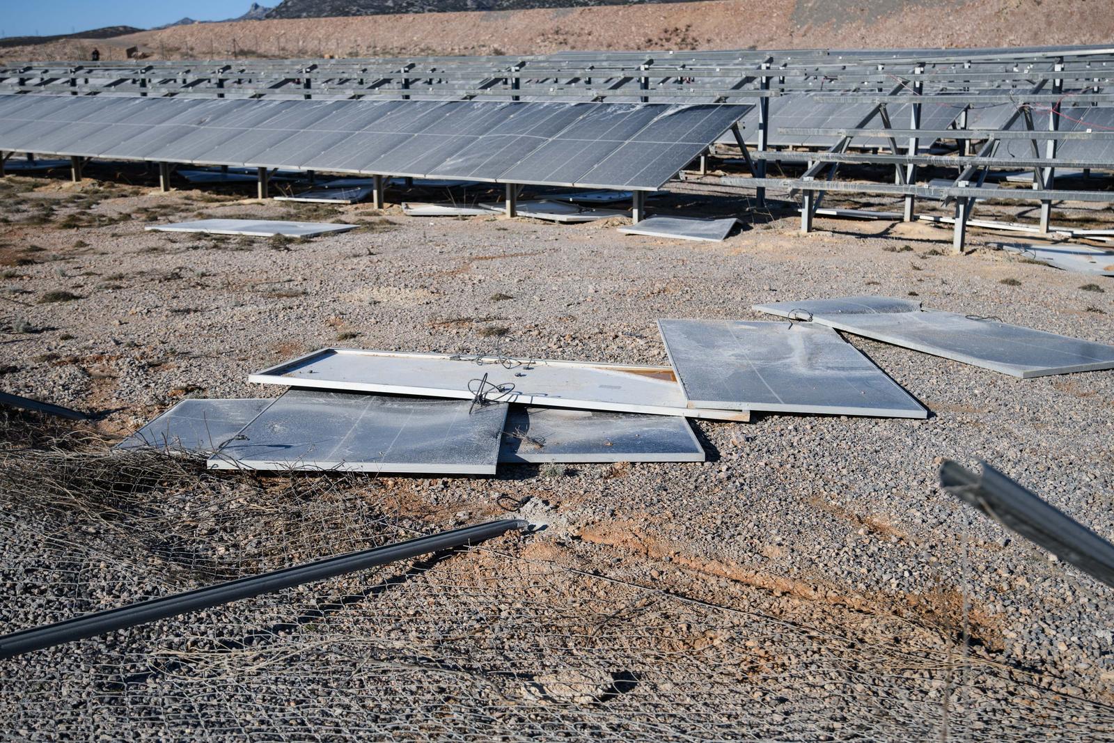 U Zatonu Obrovačkom bura uništila jednu od najvećih solarnih elektrana u Hrvatskoj U Zatonu Obrovačkom bura uništila jednu od najvećih solarnih elektrana u Hrvatskoj