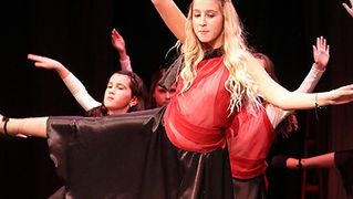 “Plesna čestitka” (foto:Saša Čuka)