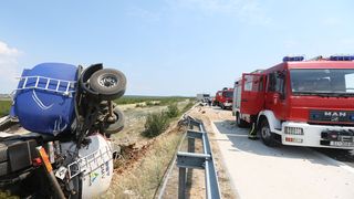 Cisterna s gorivom izletjela s autoceste nakon sudara s tegljačem