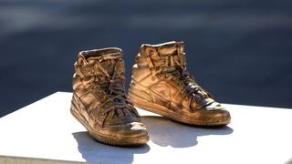 Brončane tenisice Dražena Petrovića postavljene na istoimeni šibenski trg, Foto: Duško Jaramaz/PIXSELL