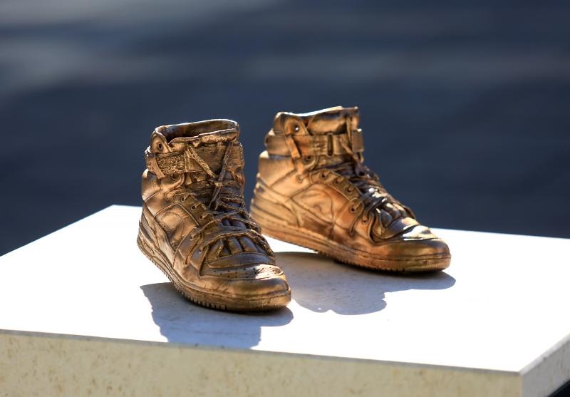 Brončane tenisice Dražena Petrovića postavljene na istoimeni šibenski trg, Foto: Duško Jaramaz/PIXSELL