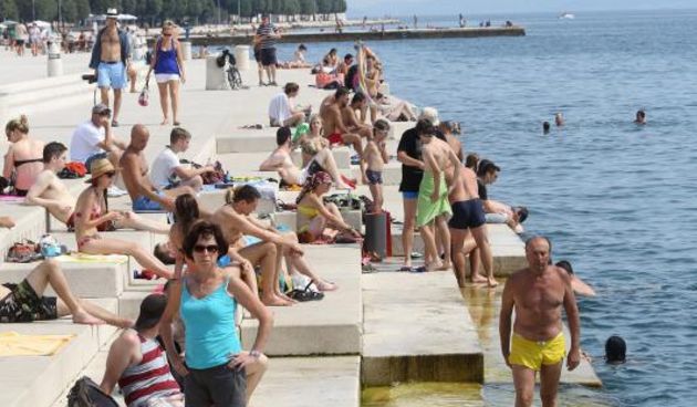 Opis  20.07.2014., Zadar – Osvjezenje od vrucine turisti su pronasli na zadarskoj rivi tik do Morskih orgulja. Photo: Filip Brala/PIXSELL Autor  Filip Brala/PIXSELL Ključne riječi  osvjezenje, vrucine, more, gradjani, turisti, ljeto, kupanje