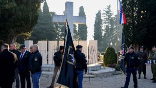 Na Gradskom groblju položeni vijenci povodom obilježavanja 33. obljetnice 72. bojne Vojne policije Na Gradskom groblju položeni vijenci povodom obilježavanja 33. obljetnice 72. bojne Vojne policije