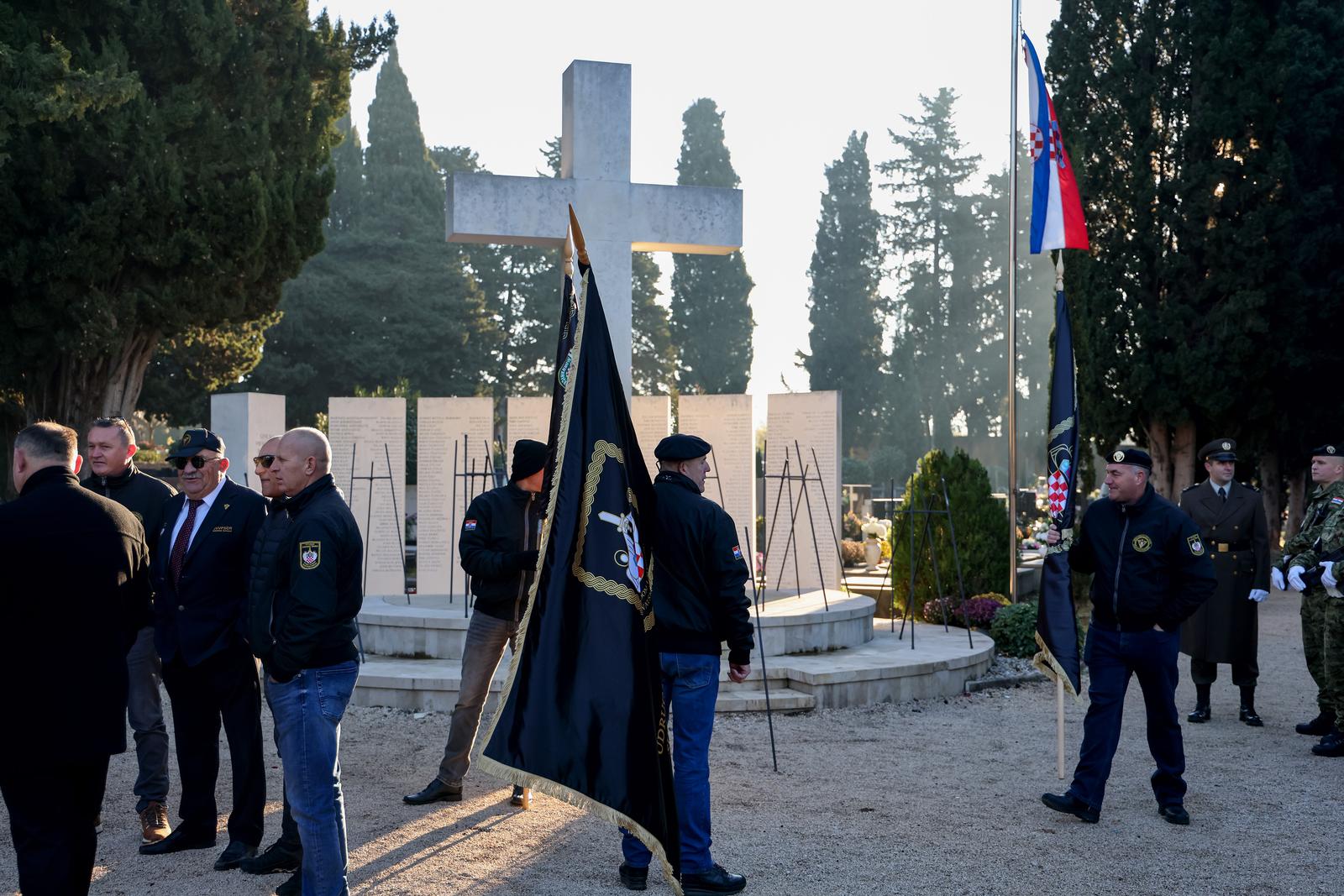 Na Gradskom groblju položeni vijenci povodom obilježavanja 33. obljetnice 72. bojne Vojne policije Na Gradskom groblju položeni vijenci povodom obilježavanja 33. obljetnice 72. bojne Vojne policije