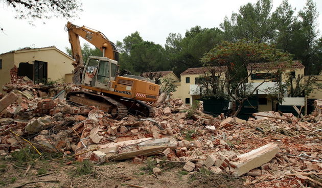 Zadar, Zaton, 091012.
U Zatonu je Turisthotel poceo rusiti stare apartrmane i uredjivati nove kapacitete za iducu turisticku sezonu. Sruseno ce biti ukupno 135 apartmana, a isto toliko novih apartmana biti ce izgradjeno do iduce sezone na razini 4 zvjezdi
