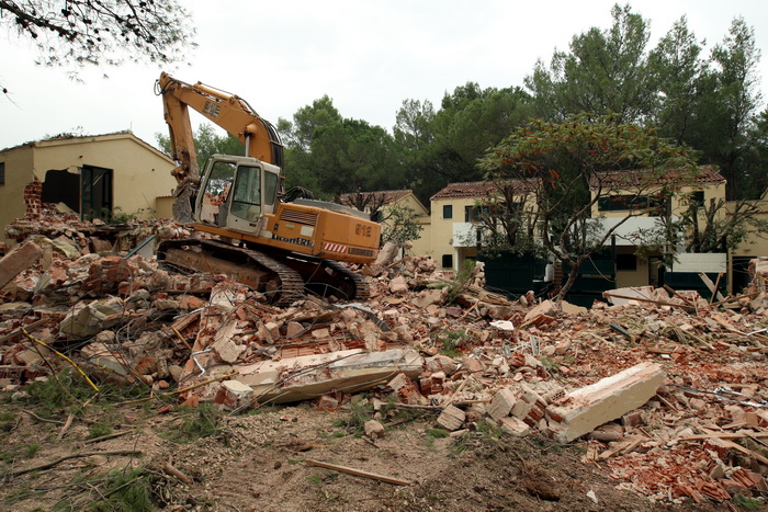 Zadar, Zaton, 091012.
U Zatonu je Turisthotel poceo rusiti stare apartrmane i uredjivati nove kapacitete za iducu turisticku sezonu. Sruseno ce biti ukupno 135 apartmana, a isto toliko novih apartmana biti ce izgradjeno do iduce sezone na razini 4 zvjezdi Zadar, Zaton, 091012.
U Zatonu je Turisthotel poceo rusiti stare apartrmane i uredjivati nove kapacitete za iducu turisticku sezonu. Sruseno ce biti ukupno 135 apartmana, a isto toliko novih apartmana biti ce izgradjeno do iduce sezone na razini 4 zvjezdi