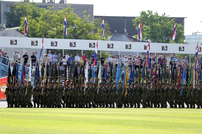 Svečano postrojavanje na stadionu u Kranjčevićevoj u povodu Dana Oružanih snaga Republike Hrvatske. Foto. PIXSELL Svečano postrojavanje na stadionu u Kranjčevićevoj u povodu Dana Oružanih snaga Republike Hrvatske. Foto. PIXSELL