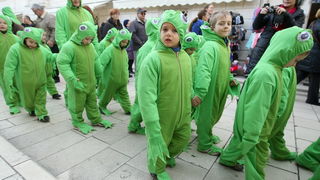 Zadar, 080213.
Poluotok. Maskirana povorka pod nazivom Karnevalic 057 krenula je sa Branimirove obale, preko mosta, Trga, Kalelarge sve do Arsenala. U Clubu Arsenal ceka ih zabavni program uz pjesmu, ples i predstavljanje maski.
Foto: Jure Miskovic / CR Zadar, 080213.
Poluotok. Maskirana povorka pod nazivom Karnevalic 057 krenula je sa Branimirove obale, preko mosta, Trga, Kalelarge sve do Arsenala. U Clubu Arsenal ceka ih zabavni program uz pjesmu, ples i predstavljanje maski.
Foto: Jure Miskovic / CR