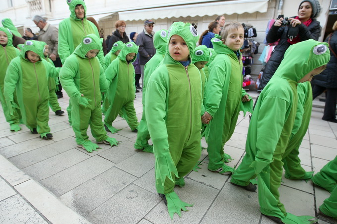 Zadar, 080213.
Poluotok. Maskirana povorka pod nazivom Karnevalic 057 krenula je sa Branimirove obale, preko mosta, Trga, Kalelarge sve do Arsenala. U Clubu Arsenal ceka ih zabavni program uz pjesmu, ples i predstavljanje maski.
Foto: Jure Miskovic / CR Zadar, 080213.
Poluotok. Maskirana povorka pod nazivom Karnevalic 057 krenula je sa Branimirove obale, preko mosta, Trga, Kalelarge sve do Arsenala. U Clubu Arsenal ceka ih zabavni program uz pjesmu, ples i predstavljanje maski.
Foto: Jure Miskovic / CR