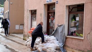 Obrovac: Poplava se polako povlači, stanovnici spašavaju stvari iz domova