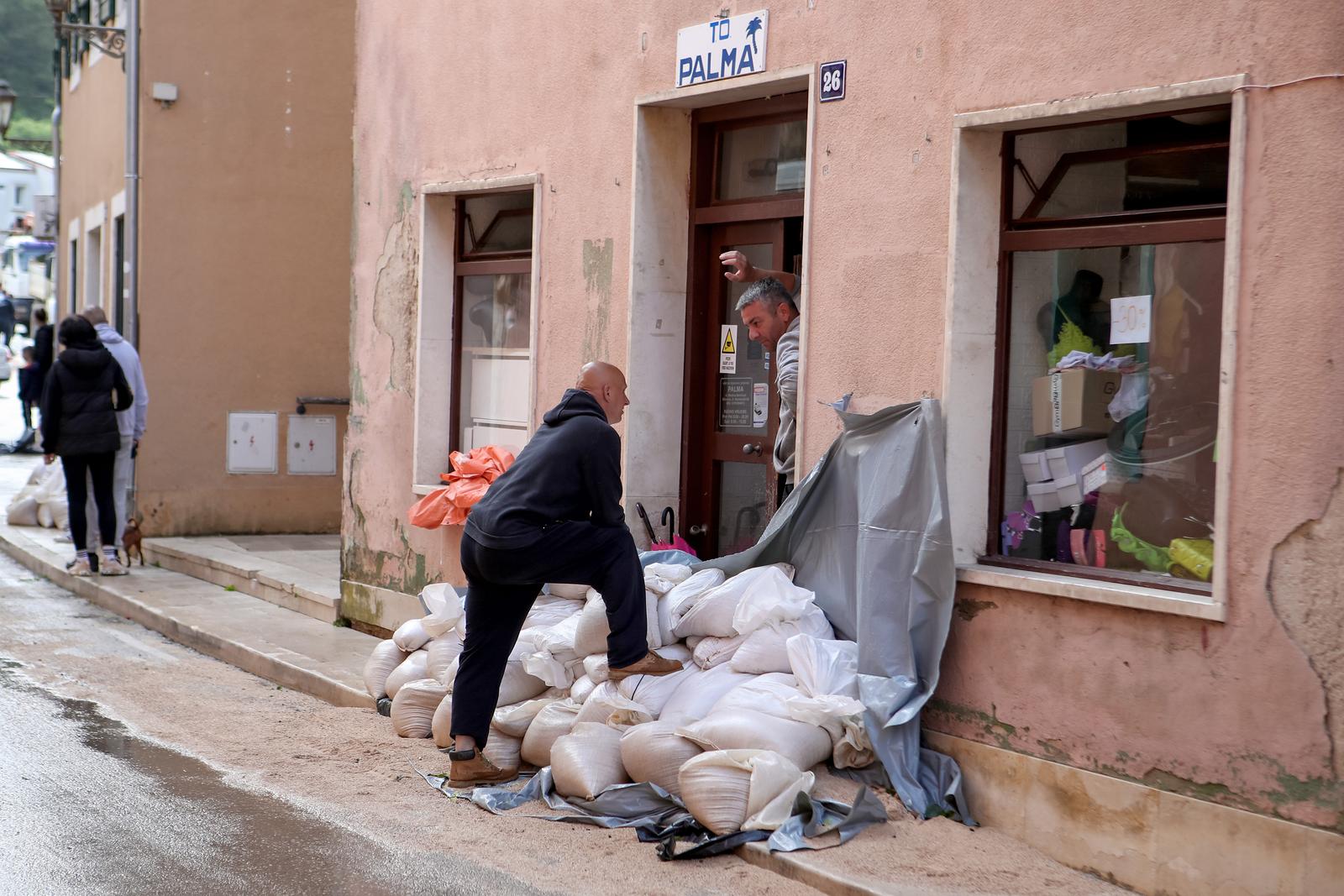 Obrovac: Poplava se polako povlači, stanovnici spašavaju stvari iz domova