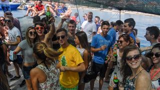 Tunuara 2016 – defile ribarica, spremanje brudeta, demonstracija ribarske vještine i koncert Zorica Kondža. Foto: TZ općine Kali/Adam Vidas Tunuara 2016 – defile ribarica, spremanje brudeta, demonstracija ribarske vještine i koncert Zorica Kondža. Foto: TZ općine Kali/Adam Vidas