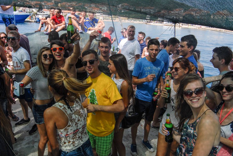 Tunuara 2016 – defile ribarica, spremanje brudeta, demonstracija ribarske vještine i koncert Zorica Kondža. Foto: TZ općine Kali/Adam Vidas Tunuara 2016 – defile ribarica, spremanje brudeta, demonstracija ribarske vještine i koncert Zorica Kondža. Foto: TZ općine Kali/Adam Vidas