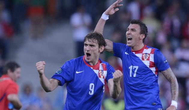 Poznan, 100612.EURO 2012.Gradski stadion u Poznanu.Utakmica prvog kola skupine C, Europskog nogometnog prvenstva u Poljskoj i Ukrajini, izmedju Irske i Hrvatske.Na fotografiji: Nikica Jelavic i Mario Mandzukic.Foto: Drago Sopta / CROPIX
