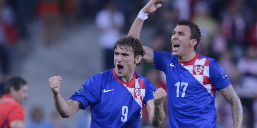 Poznan, 100612.EURO 2012.Gradski stadion u Poznanu.Utakmica prvog kola skupine C, Europskog nogometnog prvenstva u Poljskoj i Ukrajini, izmedju Irske i Hrvatske.Na fotografiji: Nikica Jelavic i Mario Mandzukic.Foto: Drago Sopta / CROPIX